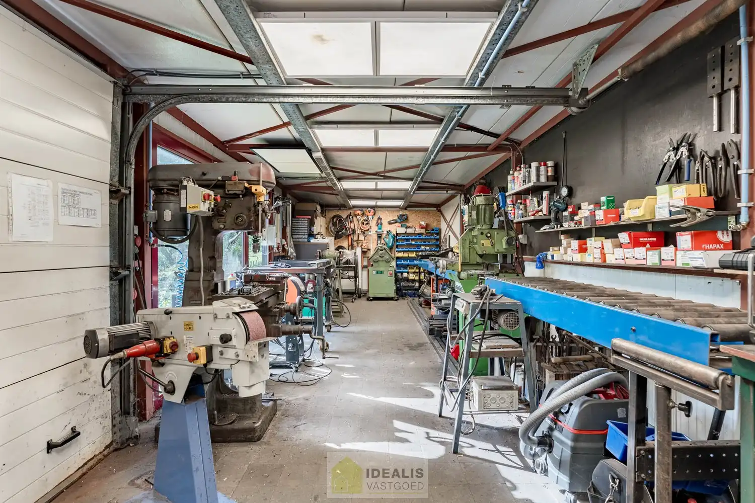 IDYLLISCH GELEGEN BIJZONDERE EIGENDOM BESTAANDE UIT RIANT WOONHUIS, APART BEWOONBAAR BIJGEBOUW EN ATELIER OMGEVEN DOOR EEN SCHITTERD AANGELEGDE TUIN EN WEILAND. Het domein is toegankelijk zowel aan de mooie Urnenveldstraat doch ook via een uitzonderlijk mooie oprijlaan toegankelijk langs de boszijde van het perceel. Deze vrijstaande woning, gebouwd in 1986, beschikt over een sfeervolle leefruimte in vol contact met de tuin en biedt een heerlijke atmosfeer dankzij de centraal geplaatste speksteenkachel. Op de verdieping beschikt de woning over slaapkamers en sanitair. Een absolute meerwaarde is het afzonderlijk volledig ingericht bijhuisje, centraal op het perceel, voorzien van alle woonfaciliteiten. Verder is er de mogelijkheid om wonen/werken te combineren via het knap afgewerkte atelier, met vergezicht op het eigen weiland. Geschikt voor kandidaten op zoek naar een ruime en instapklare parel met een idyllische uitstraling! foto 49