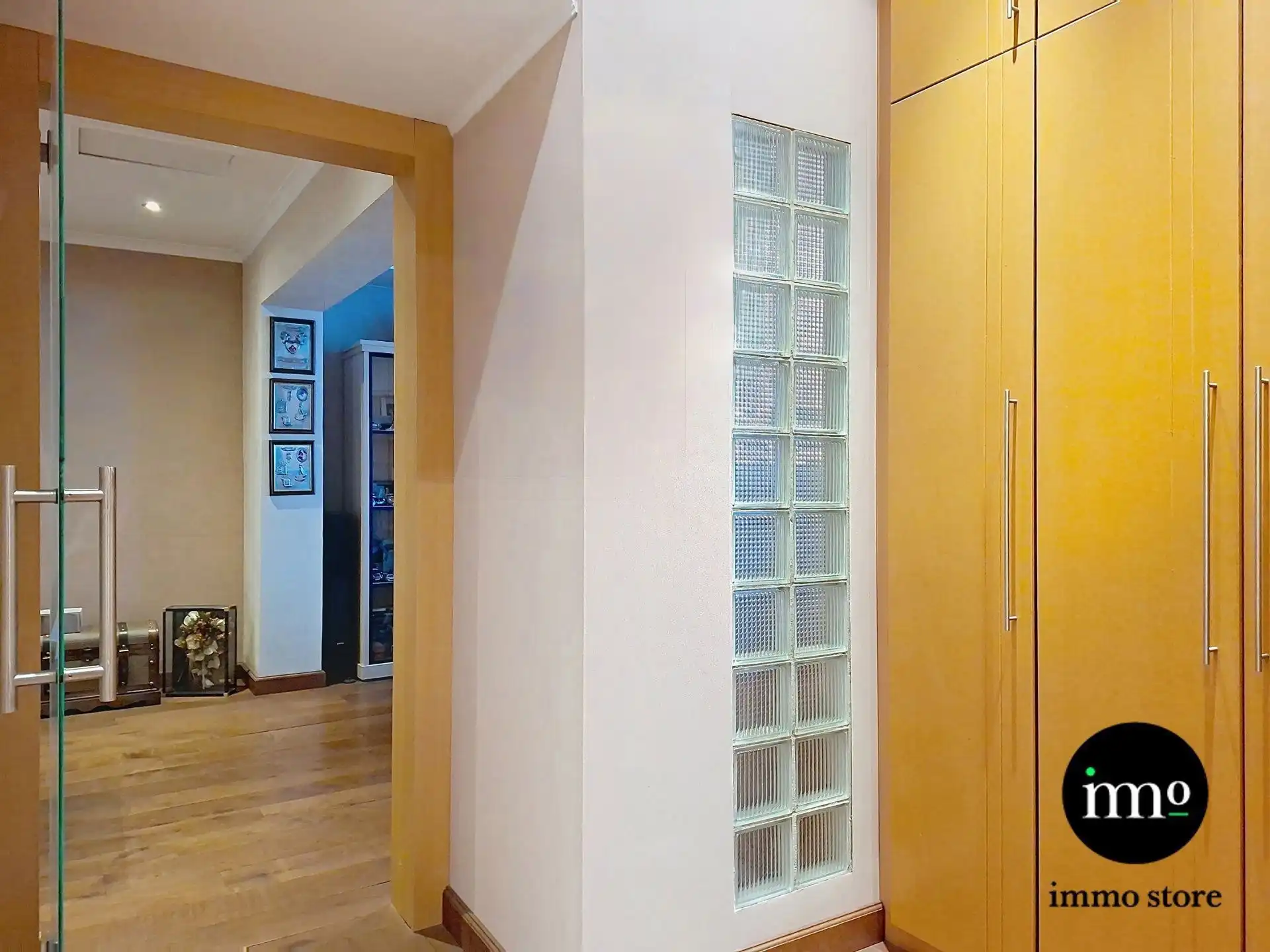 Uitzonderlijk ruime woning met atelier en garage foto 11