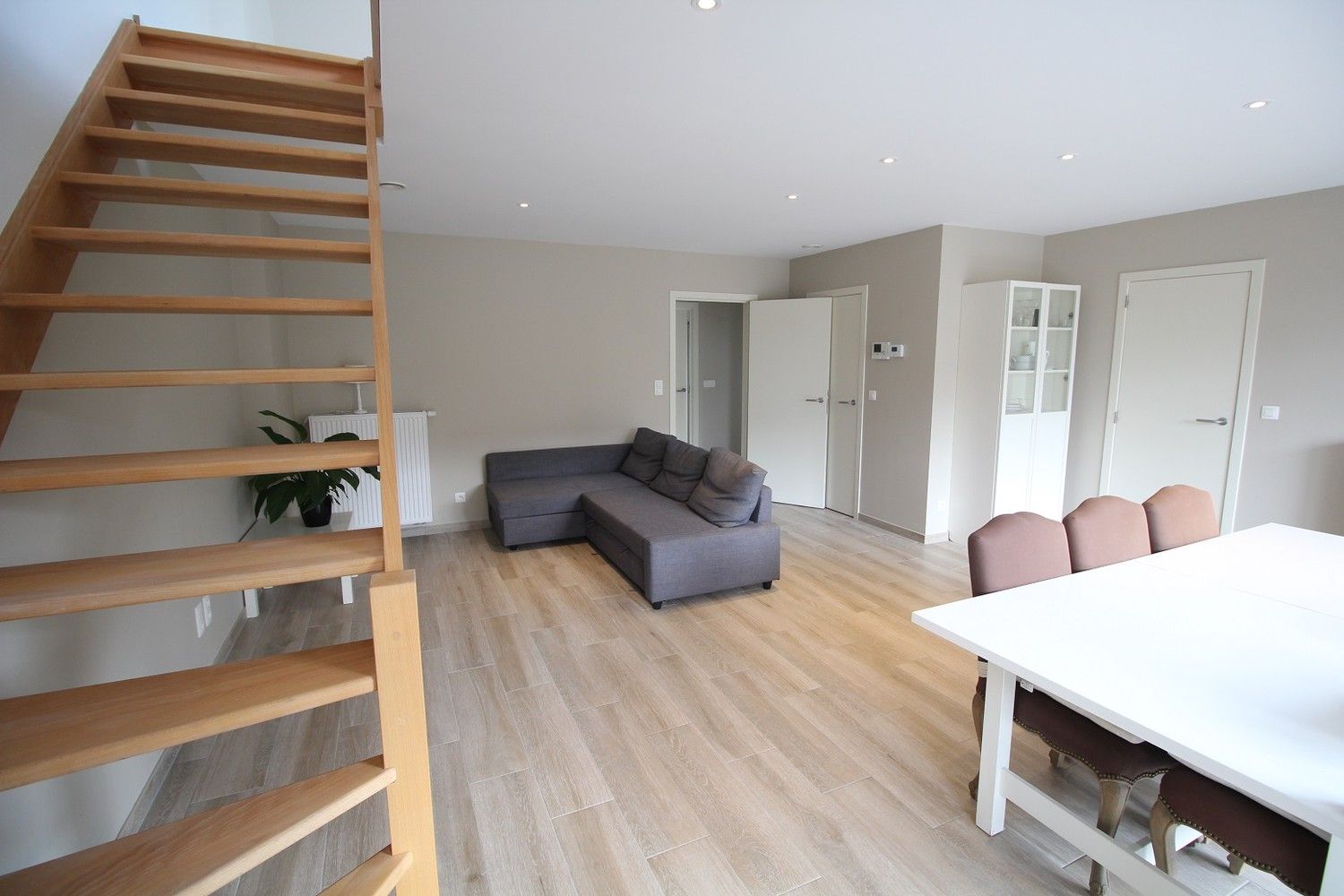 Ruim duplex appartement met 3 slaapkamers en garage! foto 2