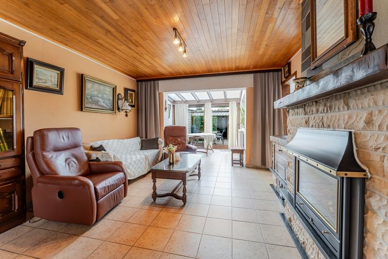 Roeselare-stadsrand. Uiterst verzorgde en goed gelegen woning met 3 slaapkamers en aparte ingang garagestraat. Gunstig EPC & conform elektriciteitsattest ! foto 6