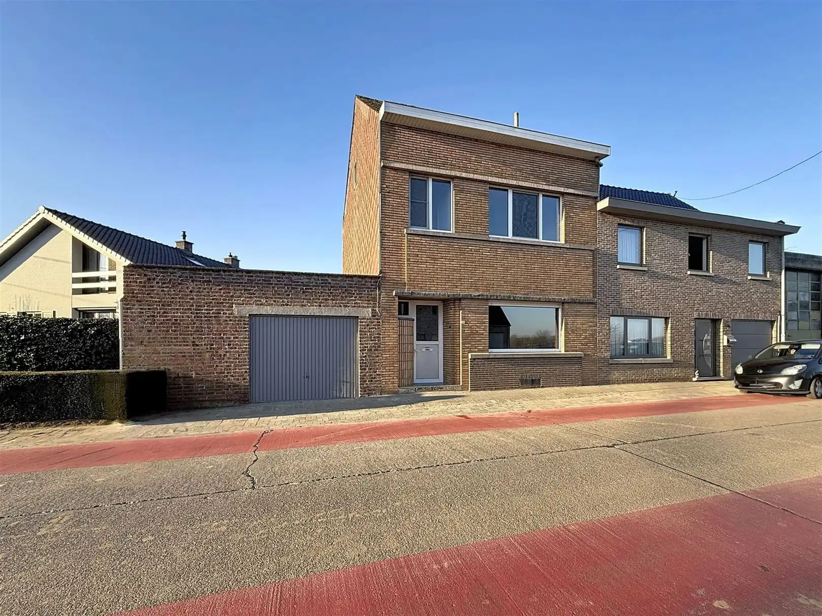 Halfopen bebouwing met 2 slpks, terras, garage foto 2