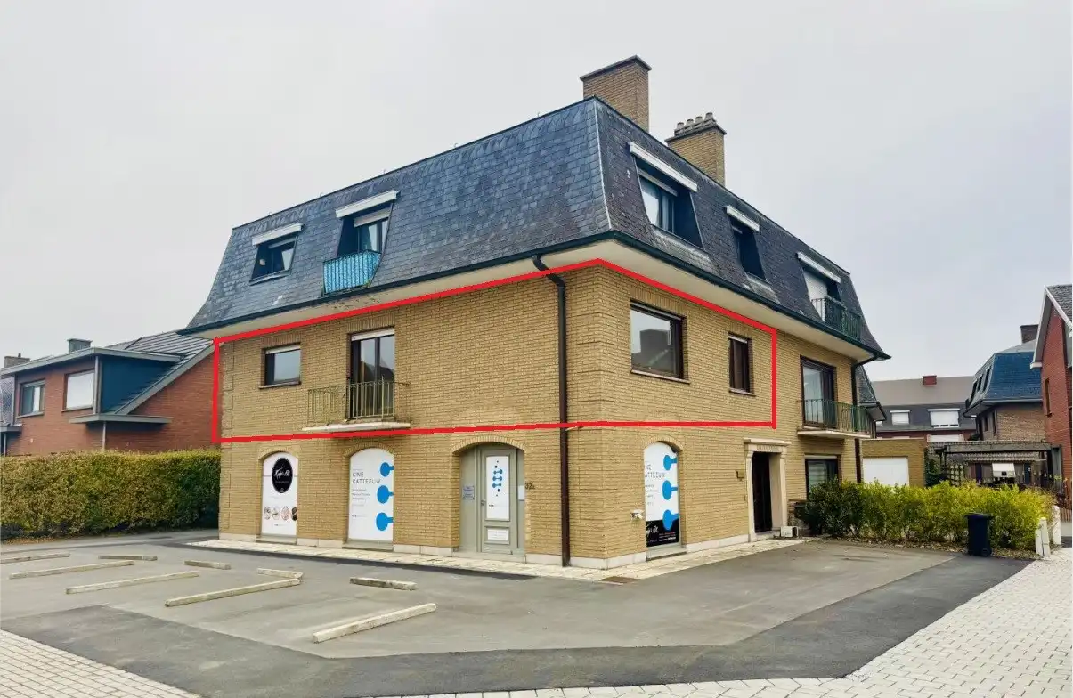 Te renoveren goed gelegen appartement. foto {{pictureIndex}}