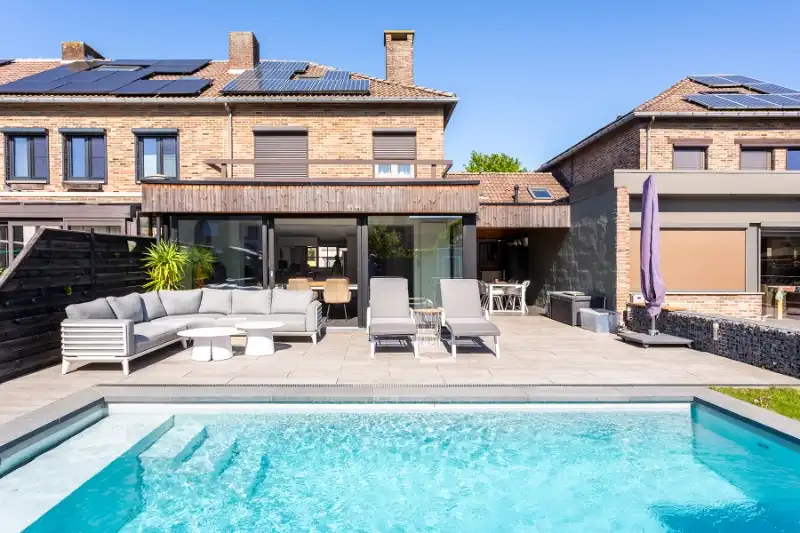 Verrassend ruime woning met zwembad! foto {{pictureIndex}}