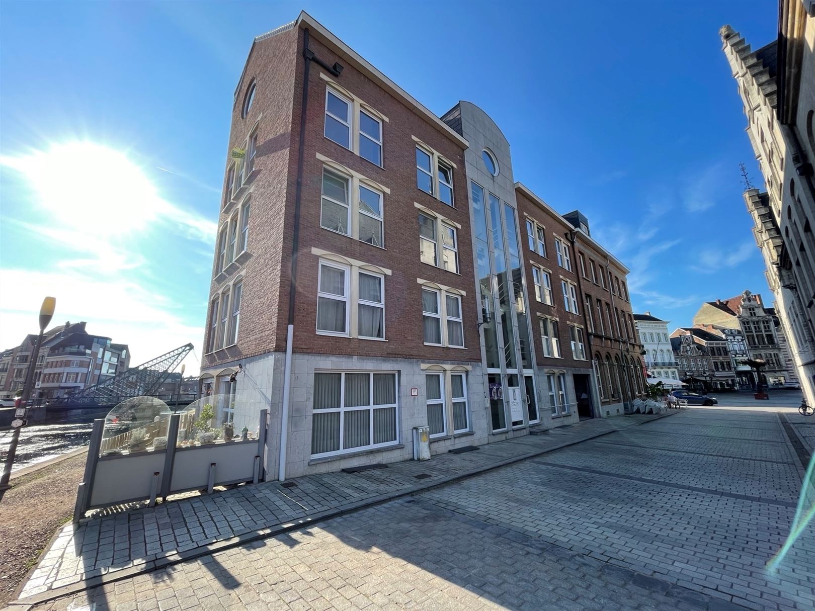 Uniek appartement met terras en 360 graden zicht op Dendermonde foto {{pictureIndex}}