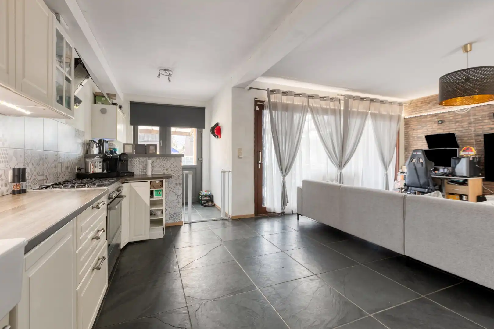 Gerenoveerde woning met 4 slaapkamers gelegen kortbij het centrum foto 3