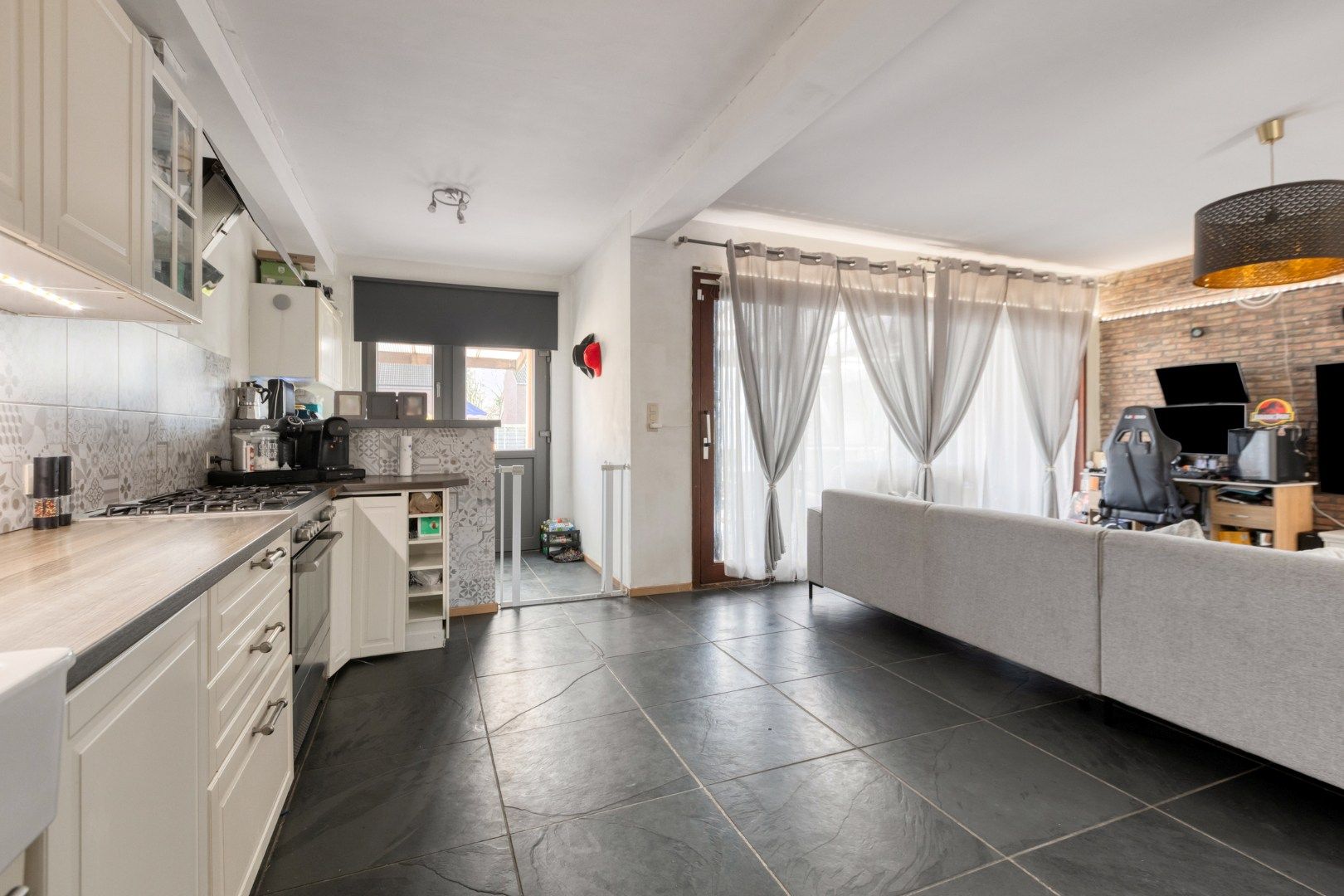 Gerenoveerde woning met 4 slaapkamers gelegen kortbij het centrum foto 3