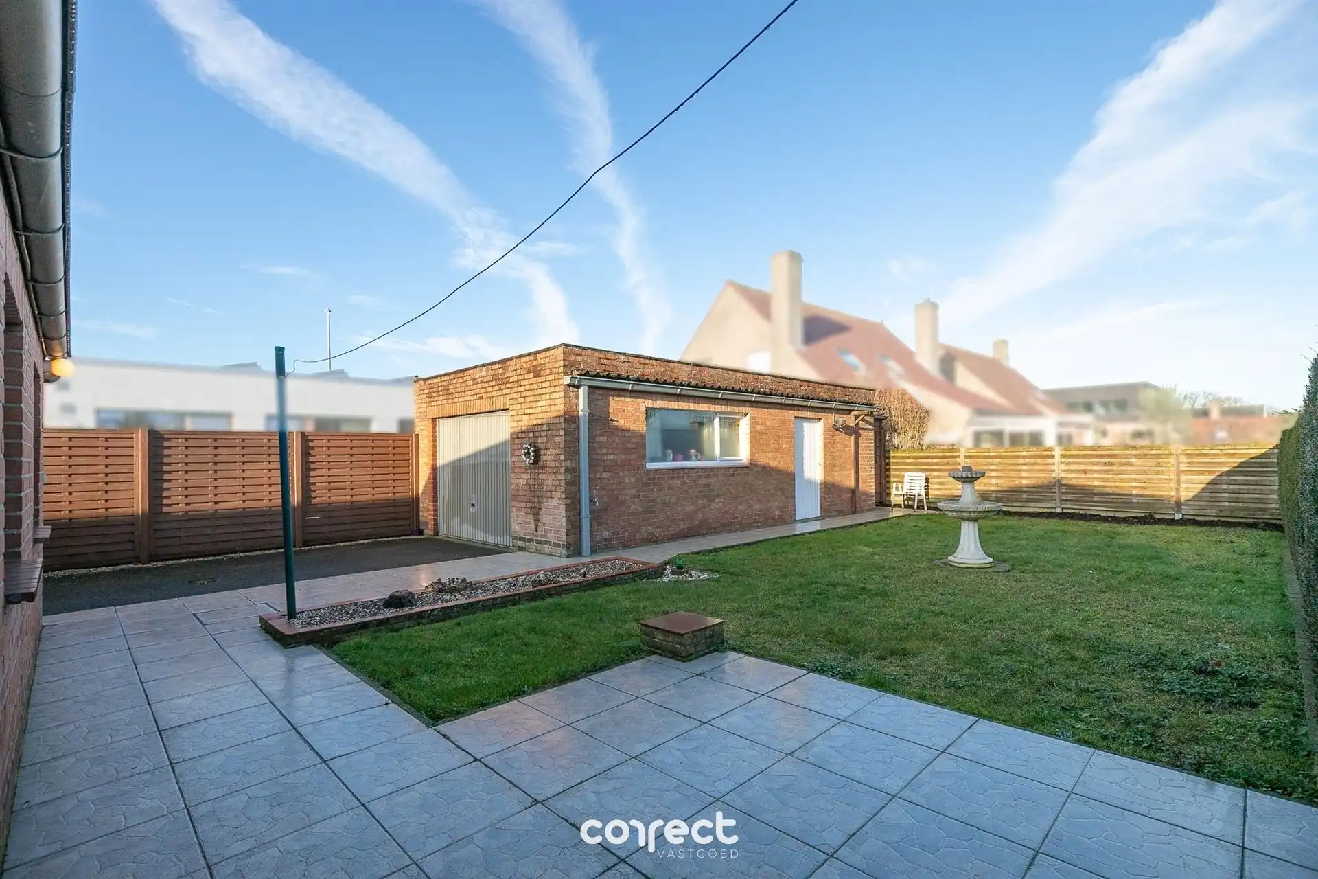 Goed onderhouden laagbouwvilla op een rustige, gunstige locatie met ruime oprit en garage. foto 12