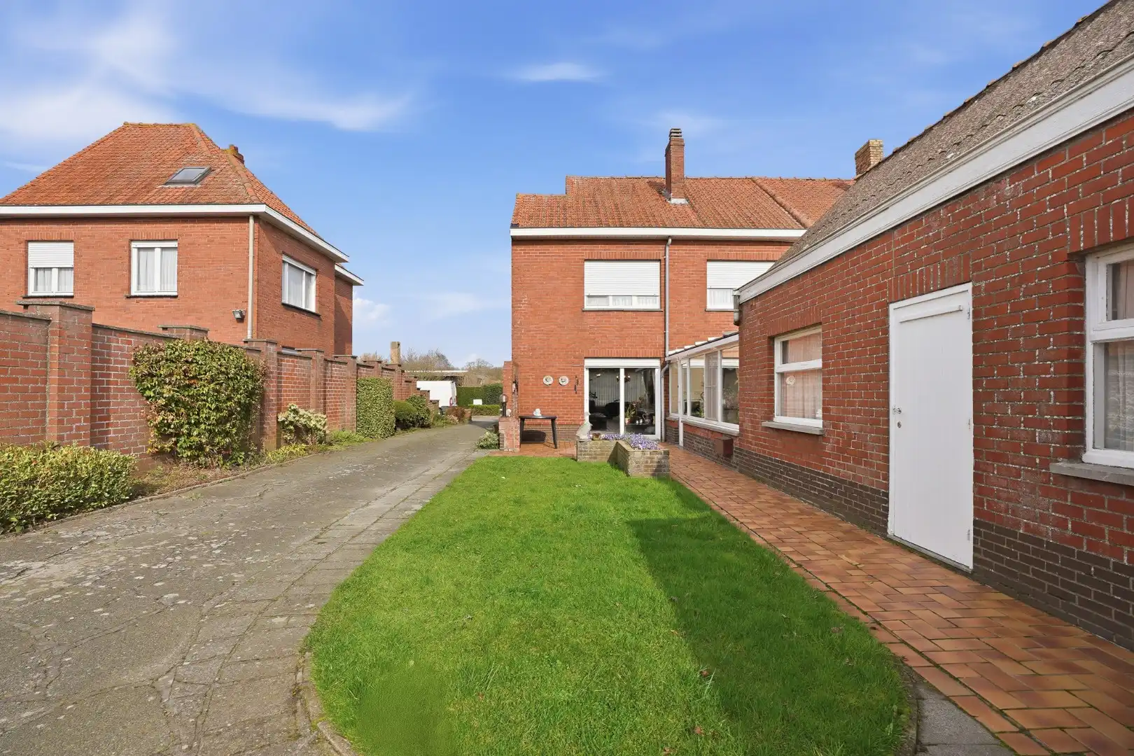 Hoofdfoto van de publicatie: Ruime woning op een landelijke ligging in Zedelgem
