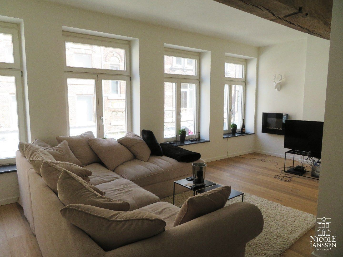 Trendy appartement met gezellig binnenterras en lift in het hartje van Maaseik foto 2