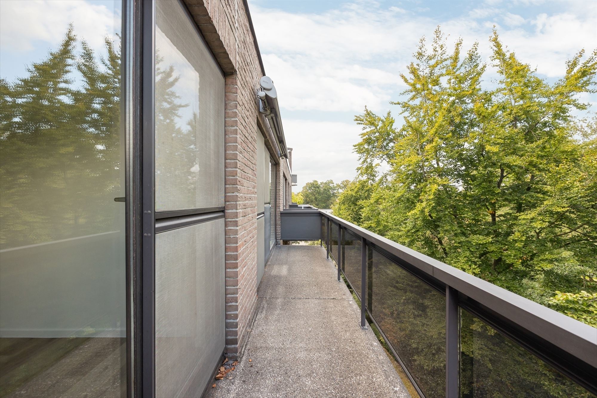 Lichtrijke serviceflat met terras foto 17
