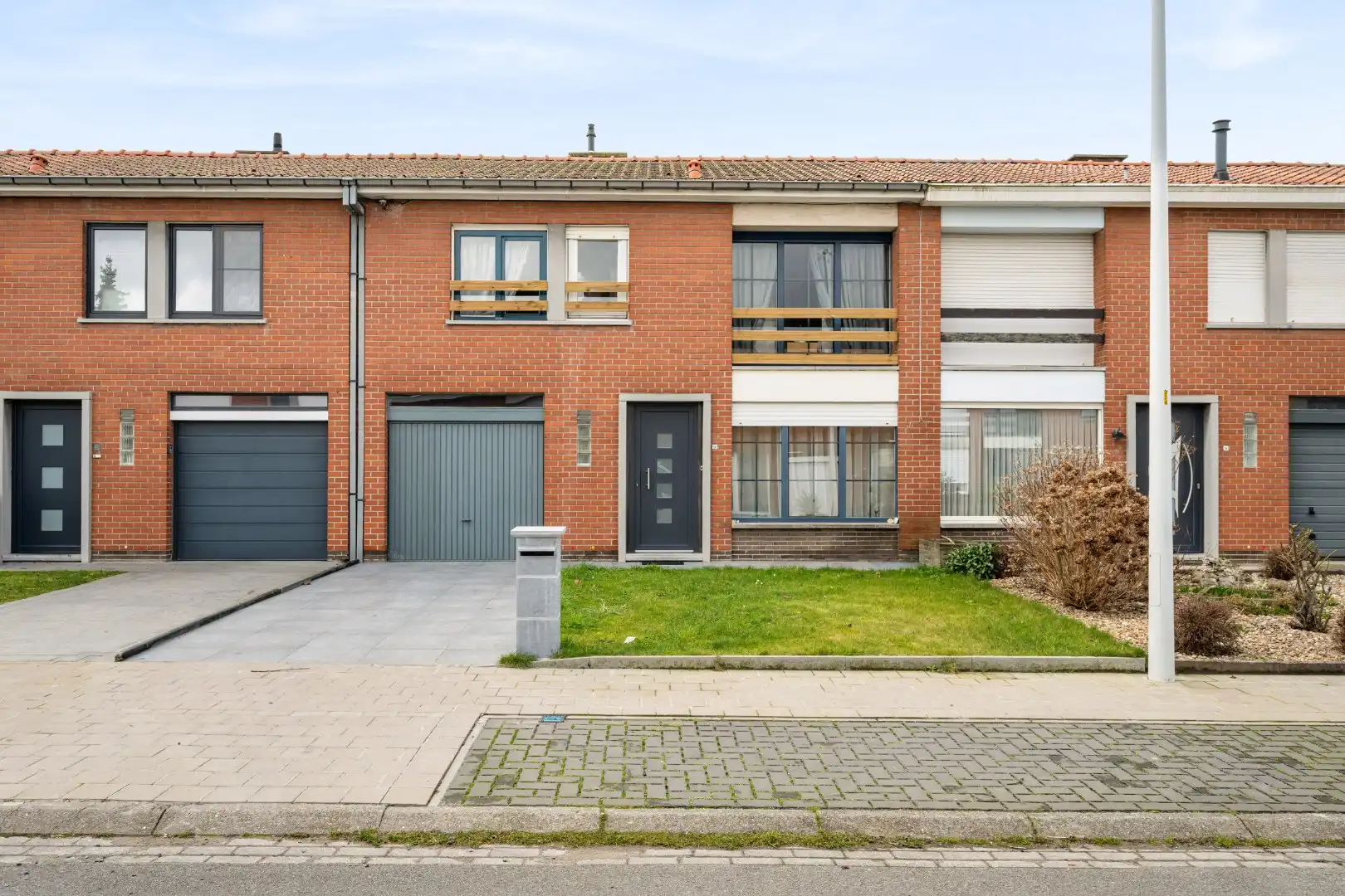 Instapklare woning met 4 slaapkamers, zonnige tuin en garage met oprit in Dadizele foto {{pictureIndex}}