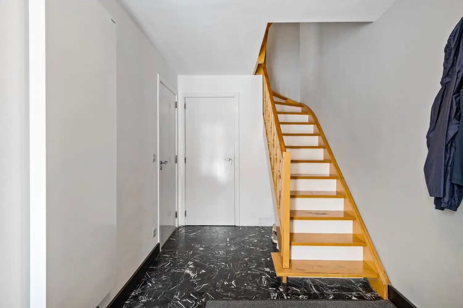 Ruime grotendeels gerenoveerde belétage met 3 slaapkamers, tuin en garage met oprit in Kapellen foto 3