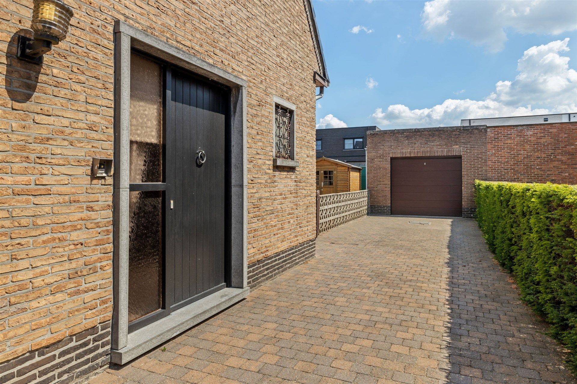 Uitstekend gelegen gezinswoning met losstaande garage en 3 slaapkamers (300m²) foto 2