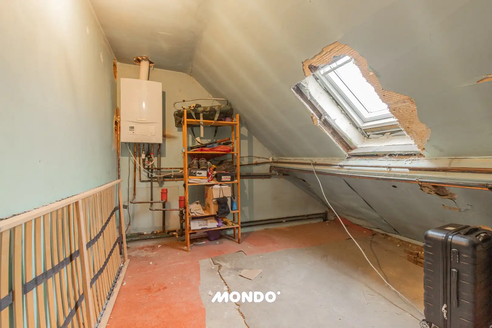 Deels gerenoveerde gezinswoning met 5 à 6 slaapkamers en tuin met achteruitweg foto 16