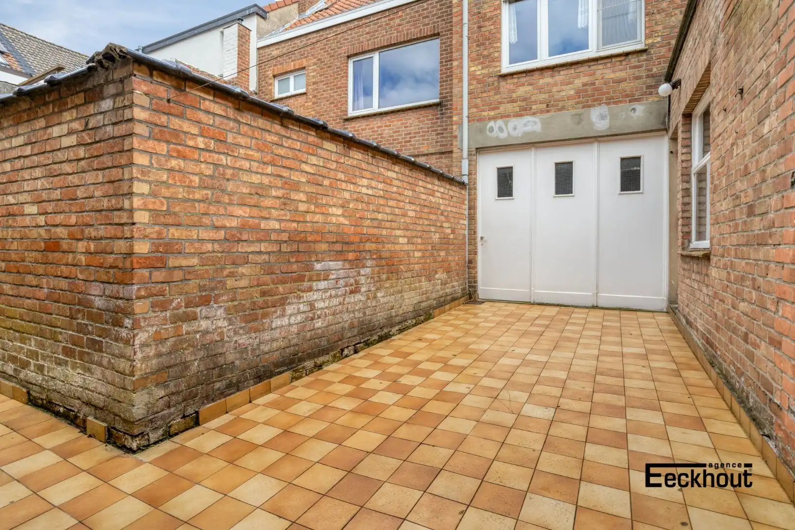 Verzorgde woning met ruime garage en achterliggend pakhuis. foto 16