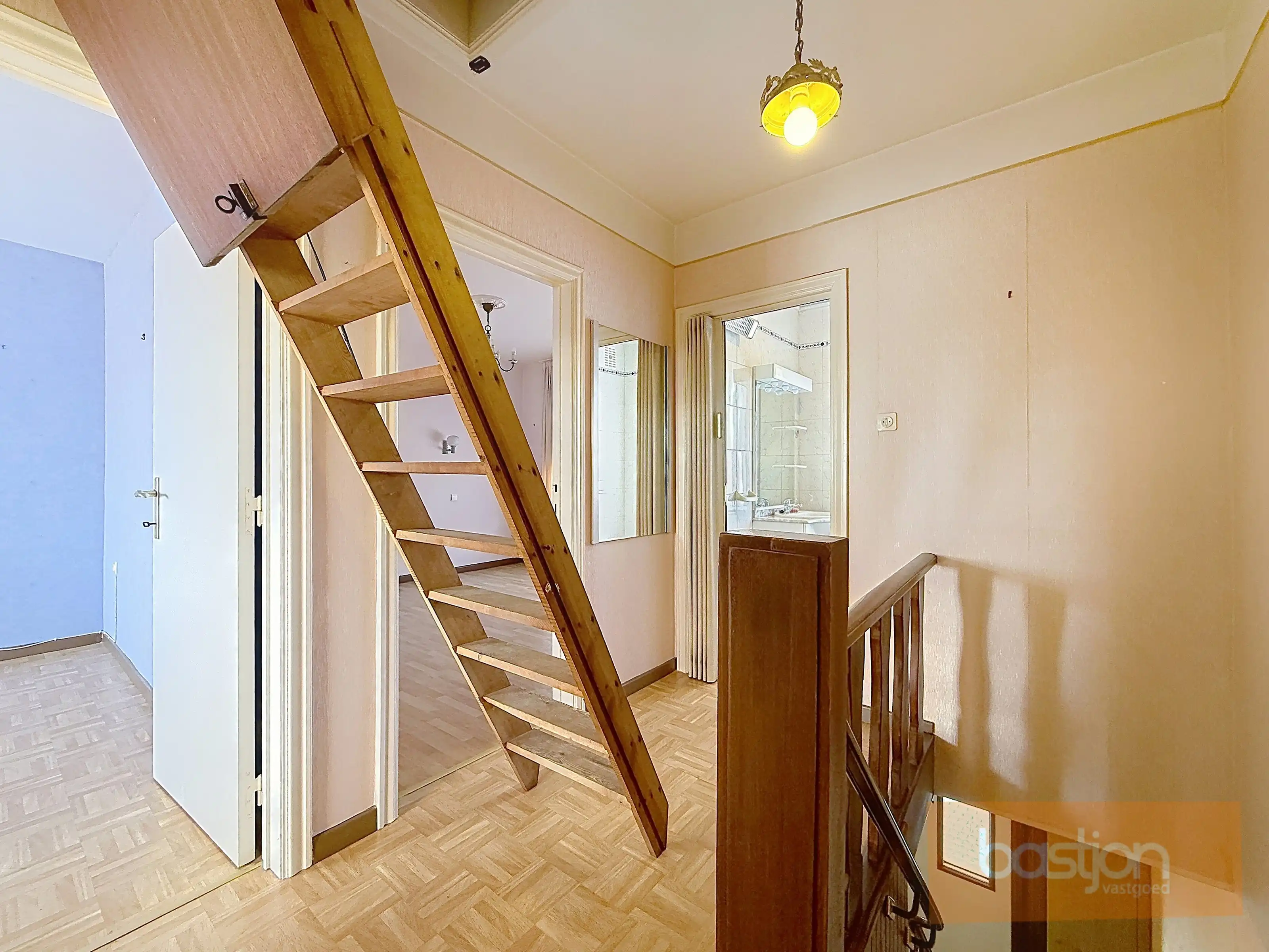 Te renoveren woning met goede ligging foto 9