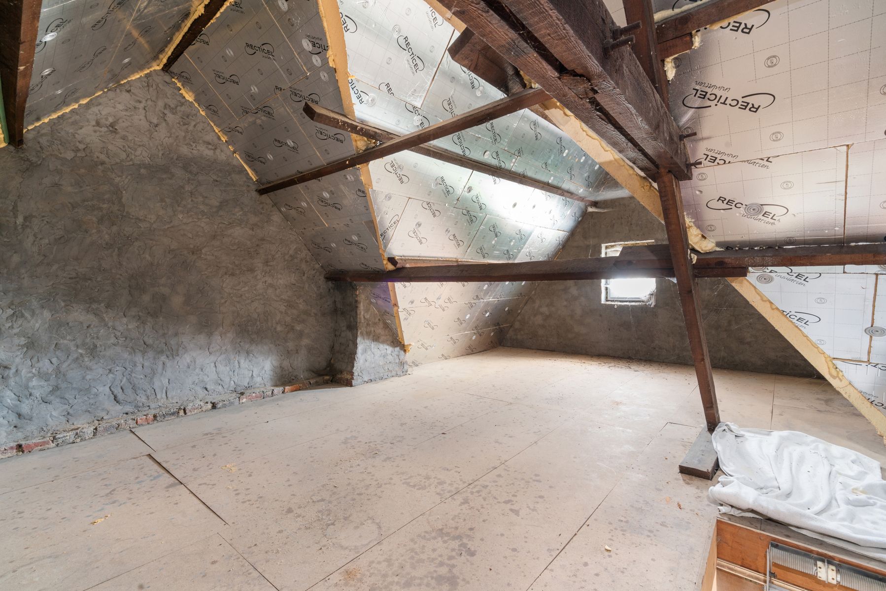 Renovatieproject op prachtige door groen omgeven ligging  foto 9