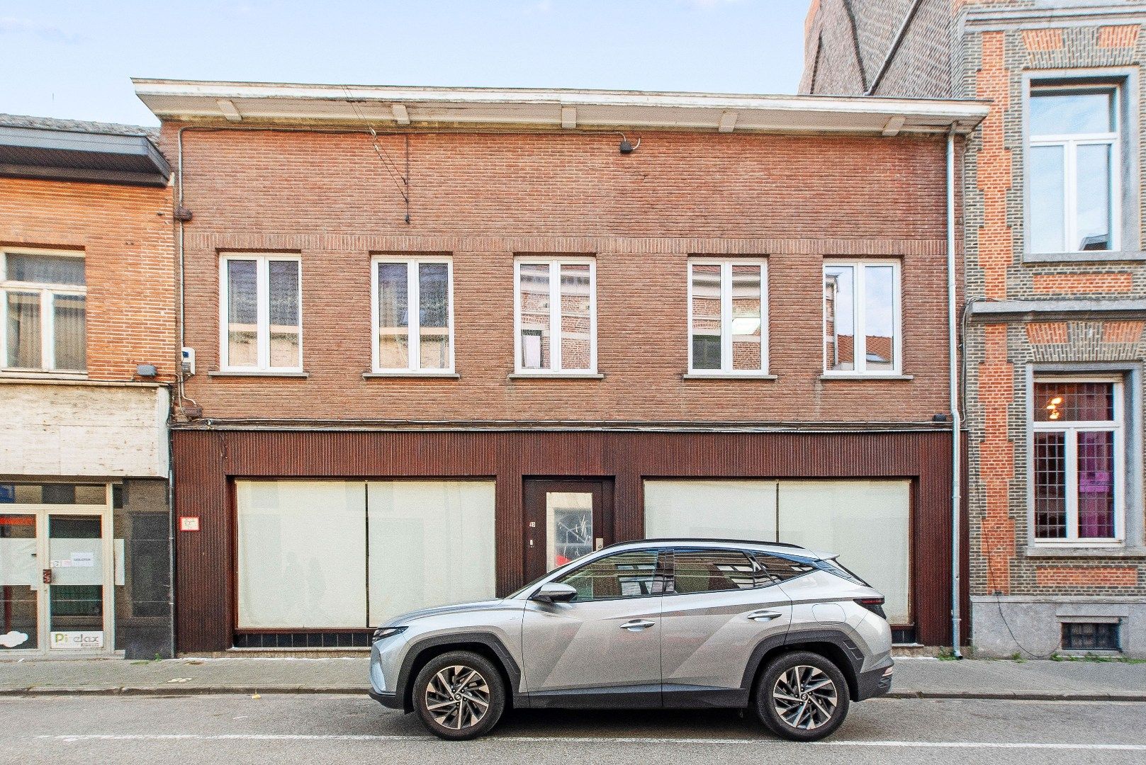 Hoofdfoto van de publicatie: Polyvalente rijwoning met grote handelsruimte te Tienen