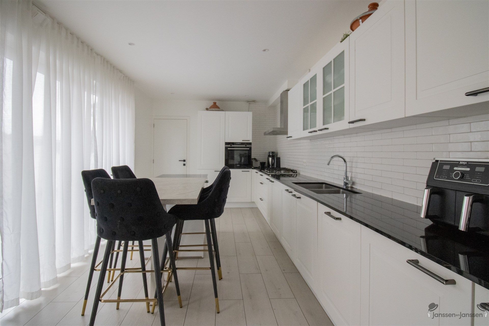 Recent gerenoveerde woning met 4 slaapkamers op 580 m².  foto 5