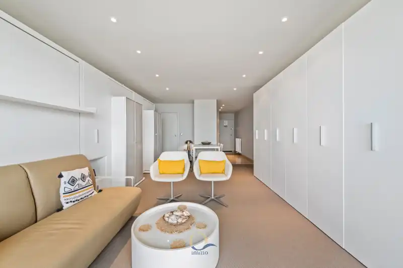 Subliem gerenoveerde studio met panoramisch zeezicht EN terras foto 4