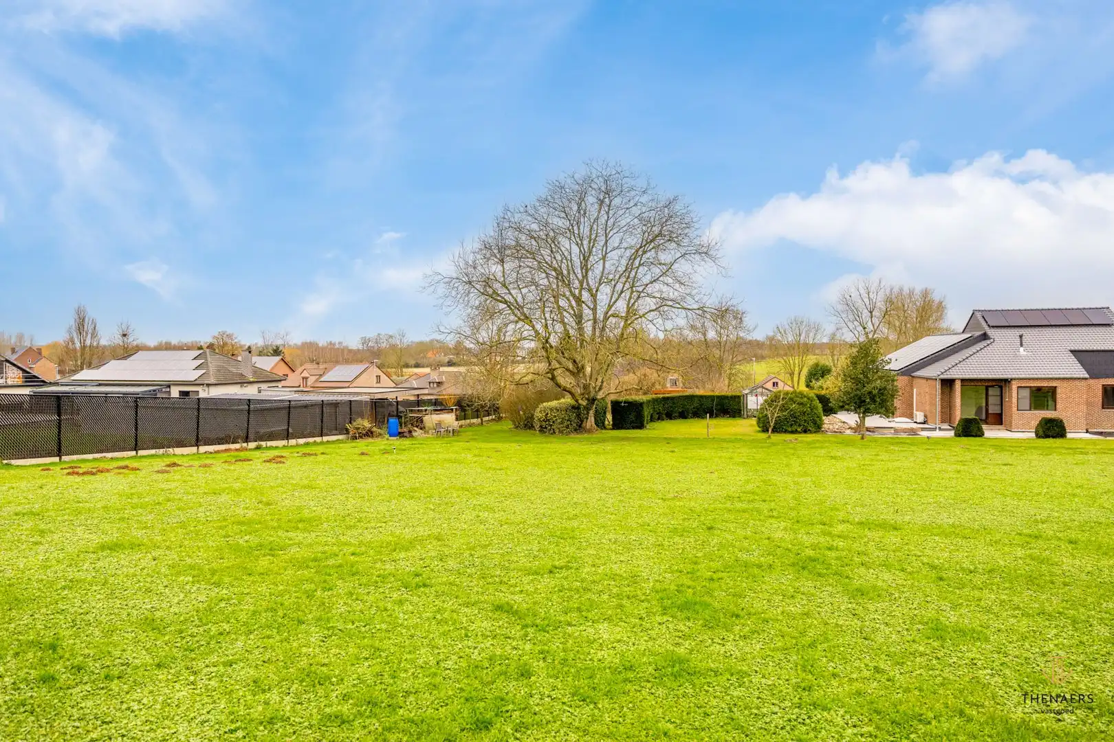 Ruim bouwperceel (LOT 2 ) met achterliggende landbouwgrond in het landelijke Halmaal (Sint-Truiden). foto {{pictureIndex}}