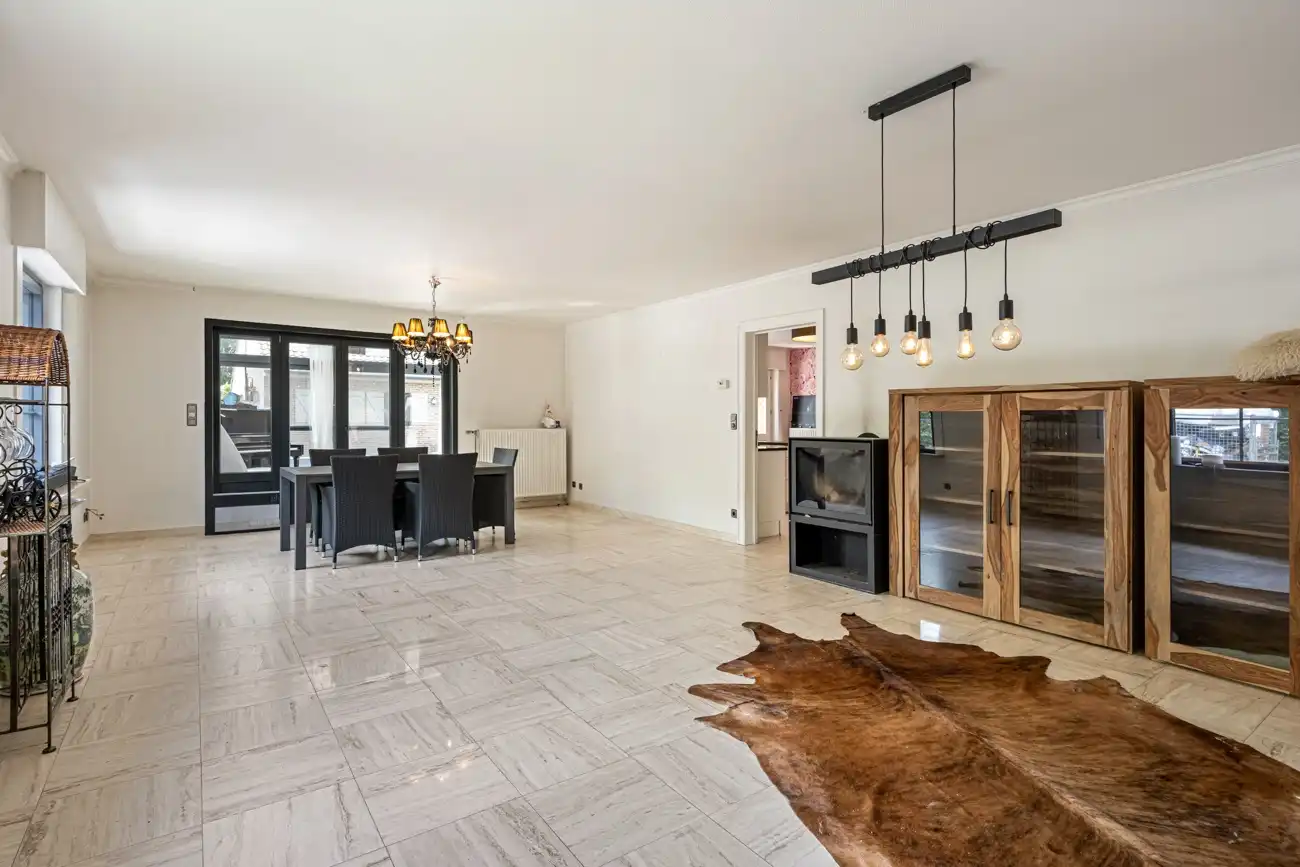 Ruime op te frissen gezinswoning met 4 slaapkamers, dubbele garage en zonnige tuin op 1.595 m² foto 5
