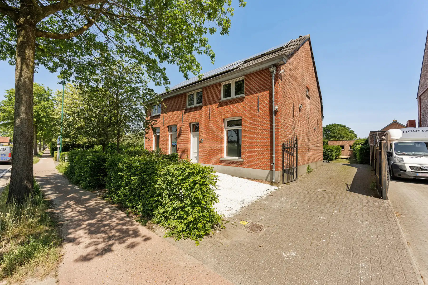 Ruime gezinswoning met 4 slaapkamers op een perceel van 610m². foto {{pictureIndex}}