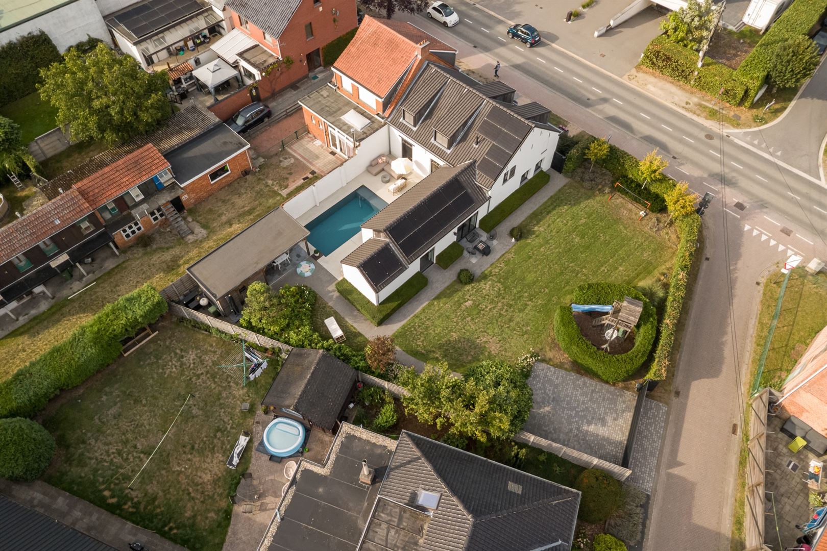 Stijlvolle woning met zwembad op zuidwest perceel.  foto 30