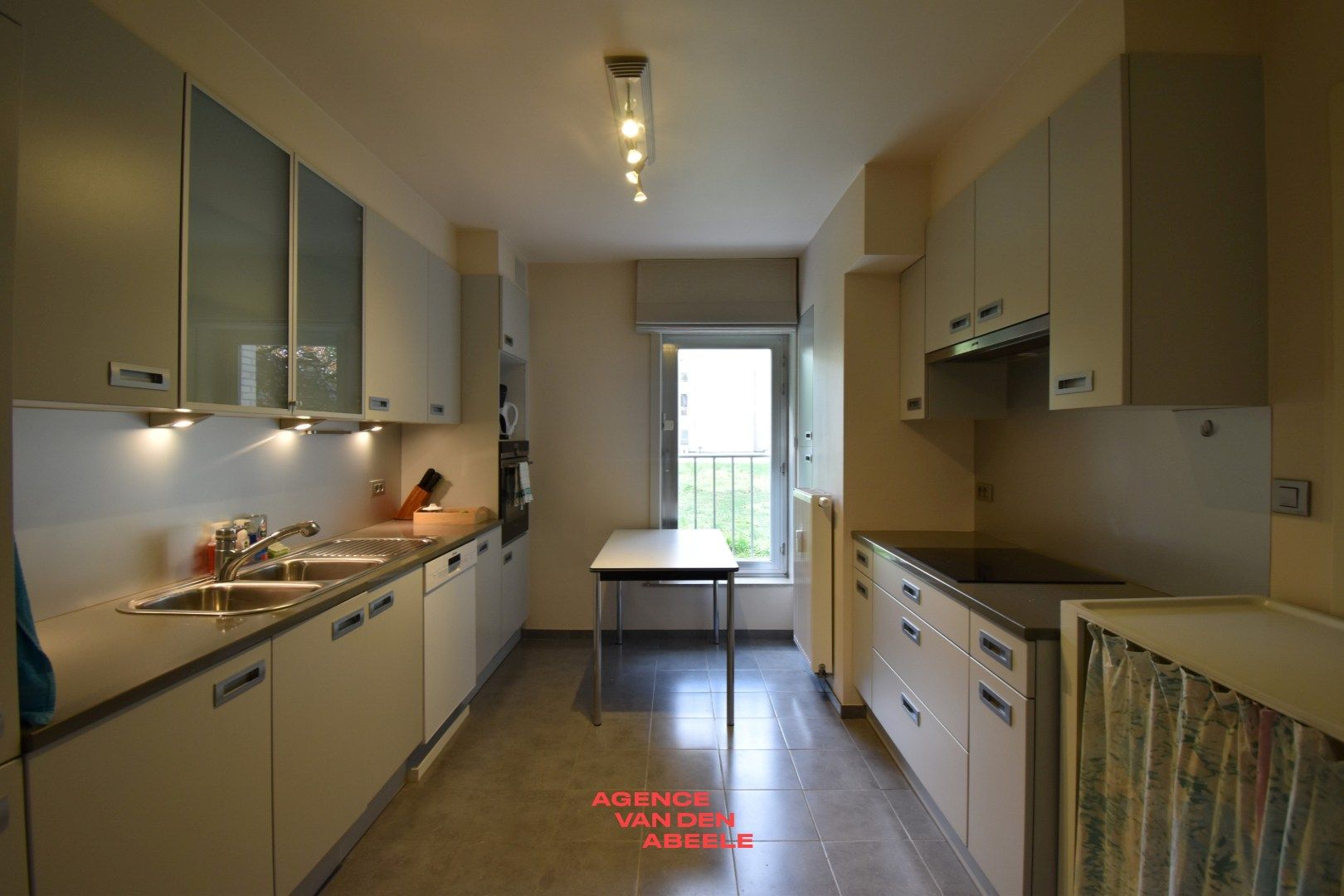 Stijlvol gelijkvloers appartement met royaal terras en boszicht foto 10