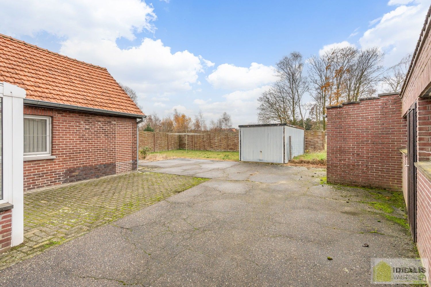 TE RENOVEREN WONING MET EEN RUIME WOONKAMER, KEUKEN MET EETKAMER, 4 AANGENAME SLAAPKAMERS WAARVAN 1 GELIJKVLOERS, BADKAMER, BERGING EN KELDER GELEGEN OP EEN PERCEEL VAN MAAR LIEFST 14A 94CA IN HET GEZELLIGE GROTE-BROGEL (PEER)! De woning omvat ca.150m² netto bewoonbare oppervlakte met op het gelijkvloers een ruime leefruimte, aansluitend keuken met eetkamer, een badkamer, slaapkamer en op de verdieping 3 ruime slaapkamers! De woning is rustig gelegen vlak bij de dorpskern van het gezellige Grote-Brogel en op enkele autominuten verwijderd van de centra van Peer, Kaulille, Bocholt en Bree. Ideaal voor zij die op zoek zijn naar een volledig naar eigen smaak te renoveren woning op een zeer ruim perceel! foto 26
