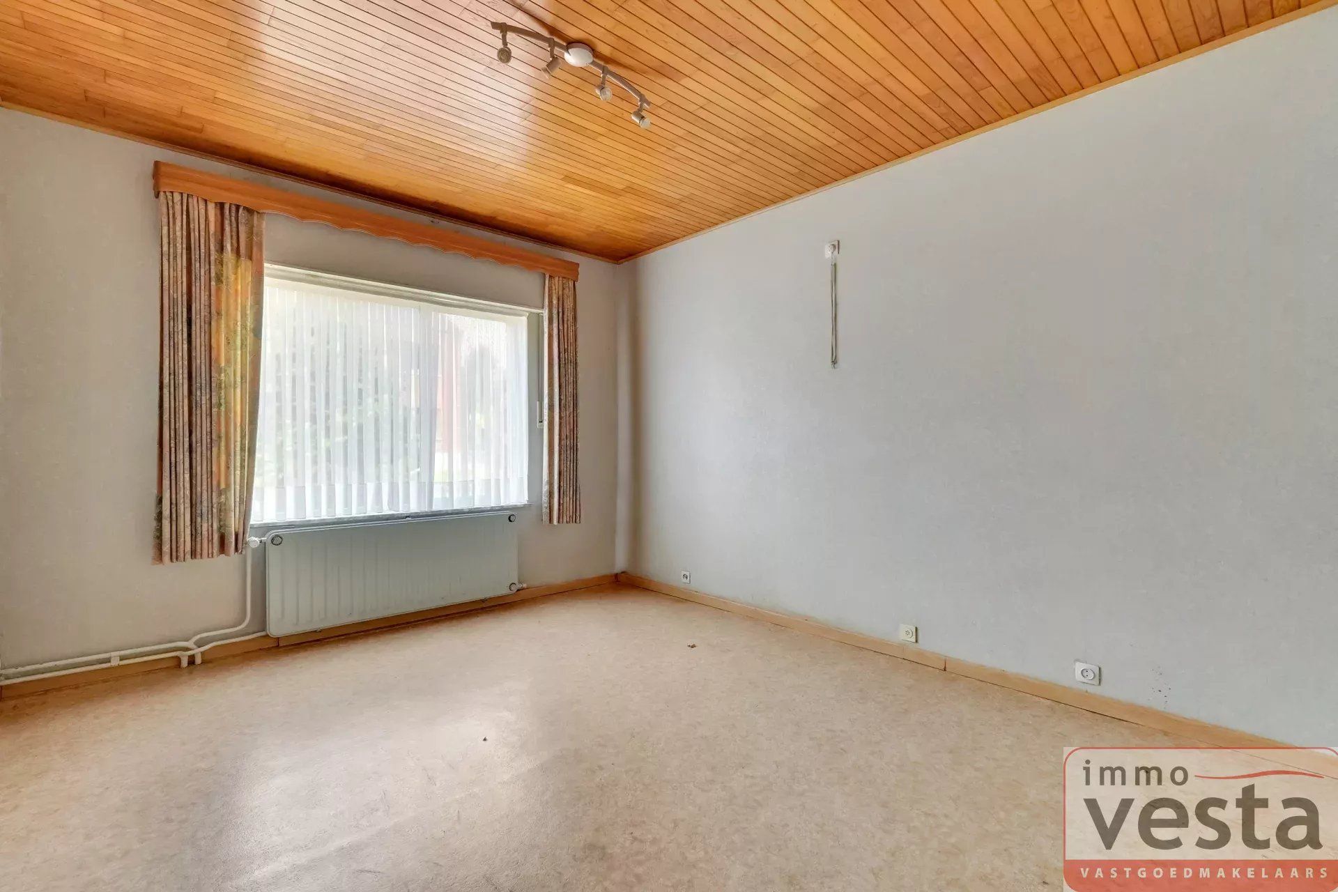 Ruime, op te knappen villa met handelsruimte foto 18