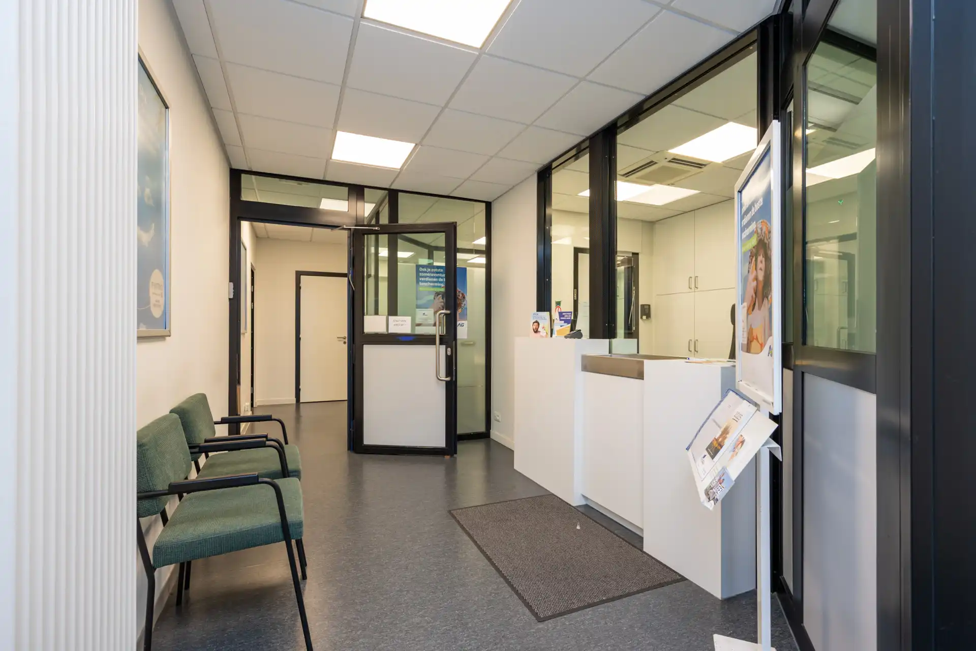 Handelshuis met duplexappartement te koop in hartje Wilrijk foto 2