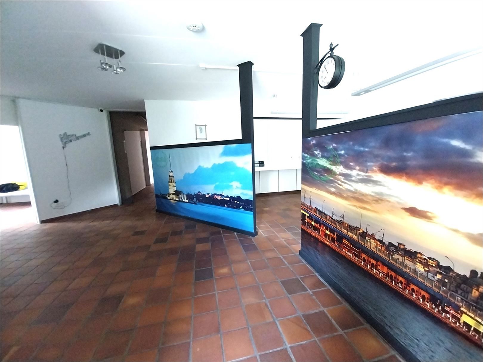 TE HUUR: Multifunctioneel gebouw op het industrieterrein van Beringen! foto 3