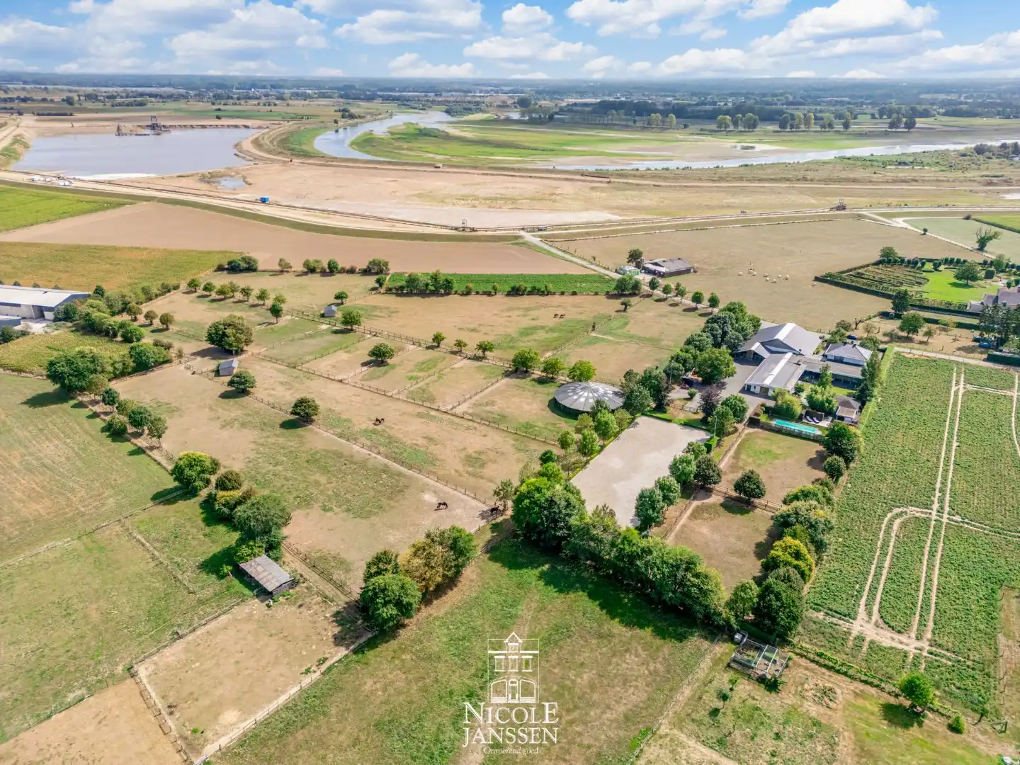 Riante woning met paardenstallen foto 2