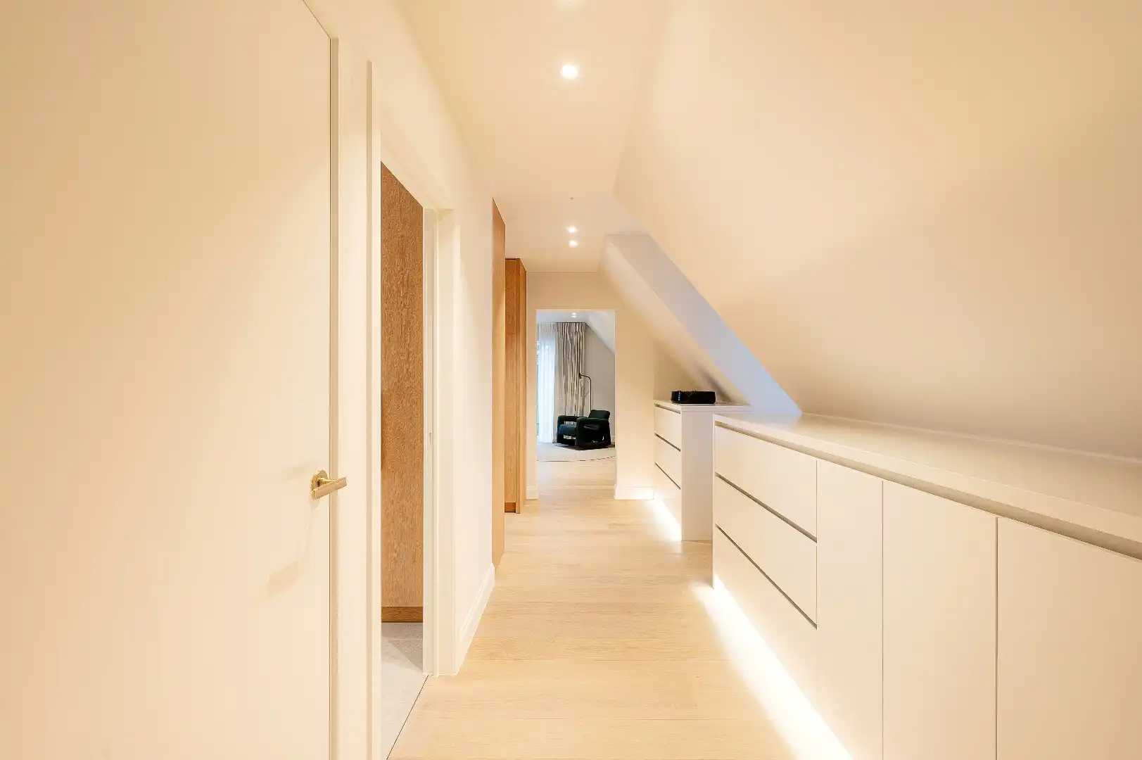 Ruime en elegante alleenstaande villa met luxe afwerking en zonnige tuin foto 18