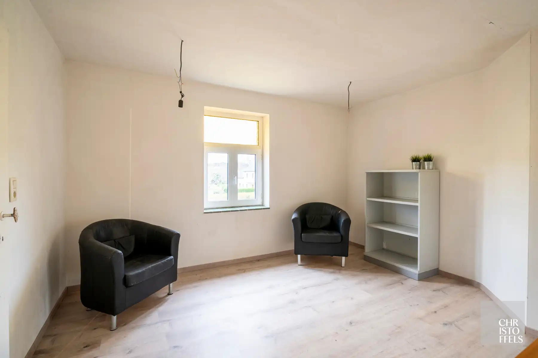 Op te knappen woning (157m²) op een ruim perceel van 1.451m²!  foto 9