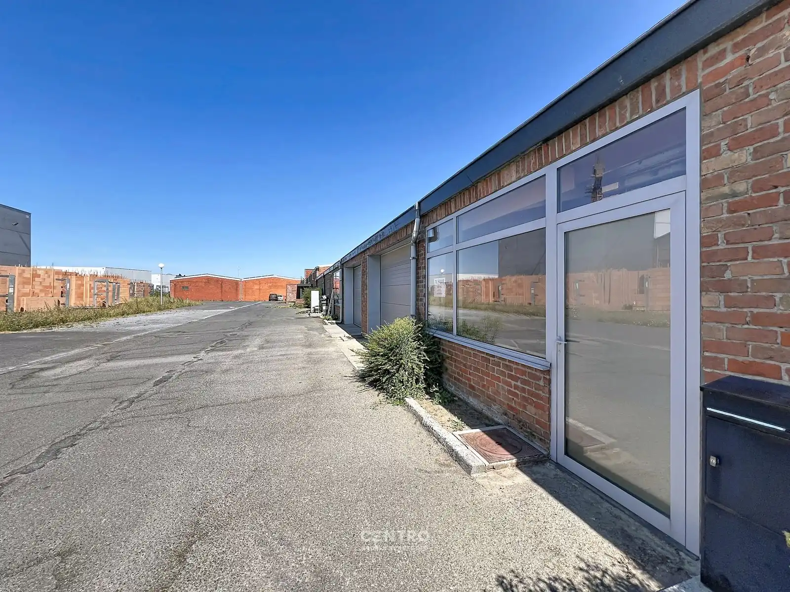 Magazijn van 315m² met mezzanine vlak bij de RING van Poperinge ! foto 3