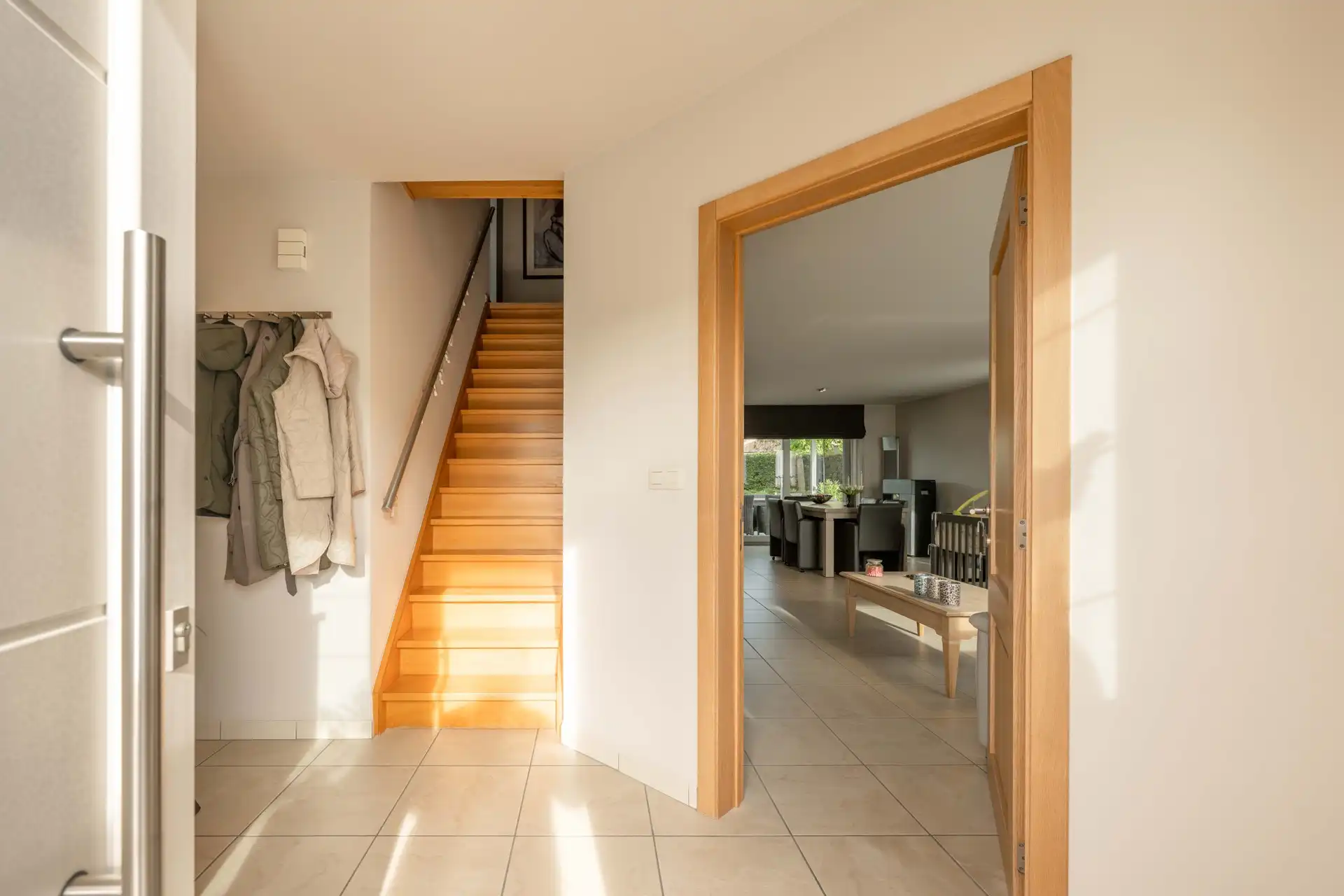 Knappe, verzorgde alleenstaande hedendaagse woning met 3 slaapkamers, garage en een prachtige aangelegde tuin TE KOOP in Wielsbeke! foto 5