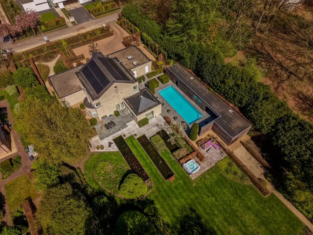 Architecturale villa op 3451 m² met 5 slaapkamers omgeven door natuur. foto 4