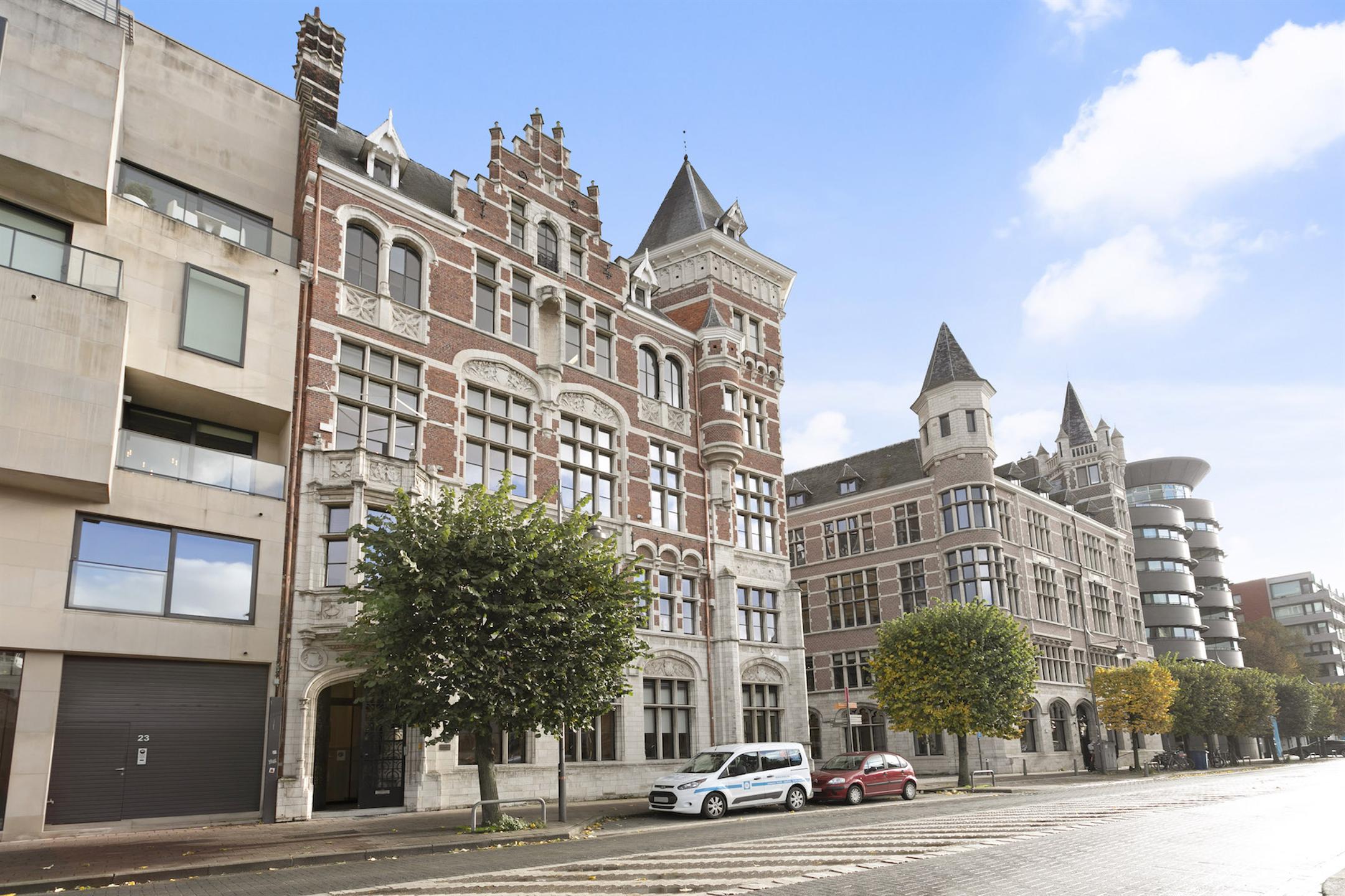 ANTWERPEN - Royale penthouse, gemeubeld, met panoramisch zicht op de Schelde, in een prestigieus gebouw. foto {{pictureIndex}}