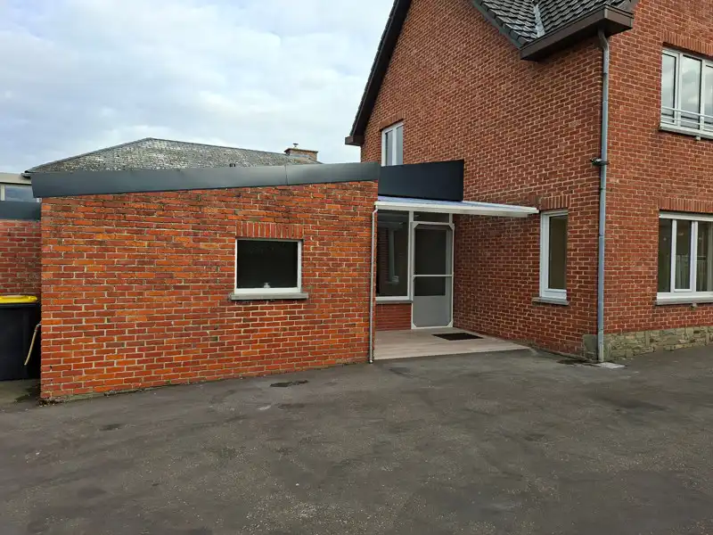 Smaakvol gerenoveerde woning met 3 slaapkamers en garage foto 32