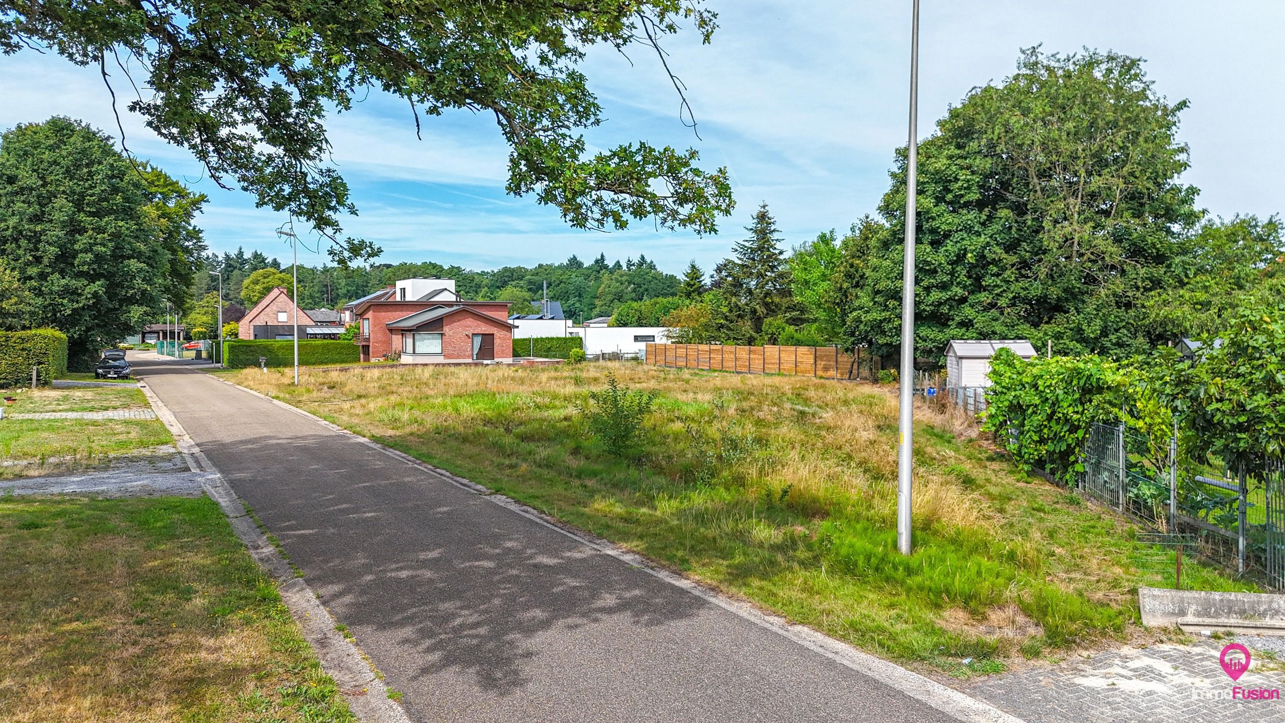 Perceel met uitzonderlijke breedte (40m) in groene omgeving! foto 2