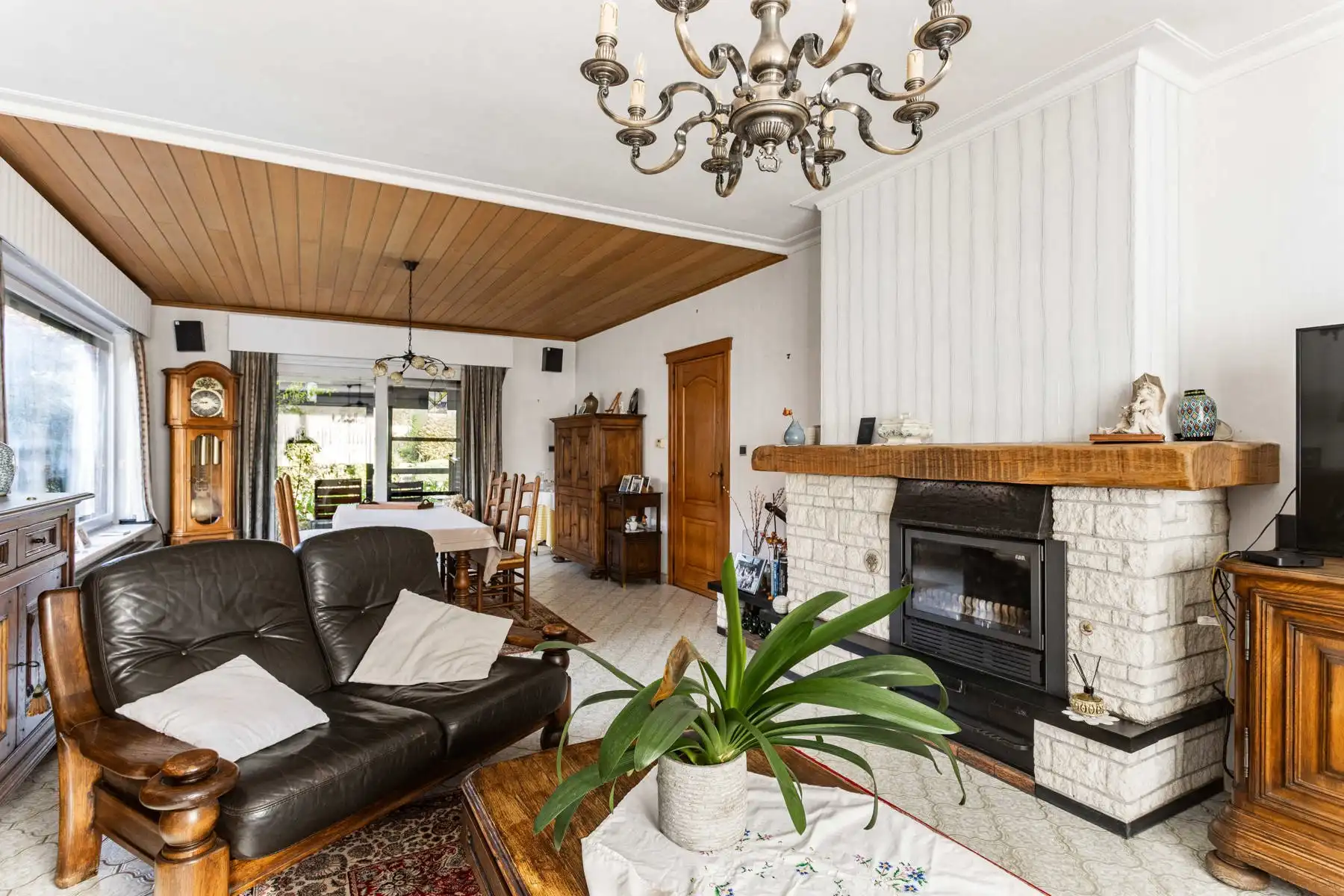 Ruime open bebouwing met 5 slaapkamers op toplocatie! foto 3