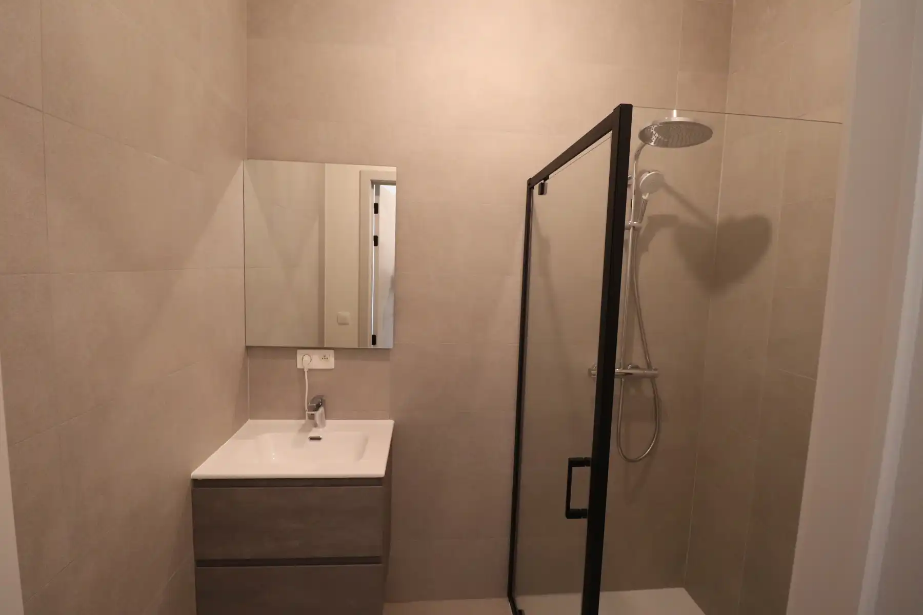 Een ruime nieuwbouwwoning met 3 slaapkamers, terras, tuin en garage.  foto 16