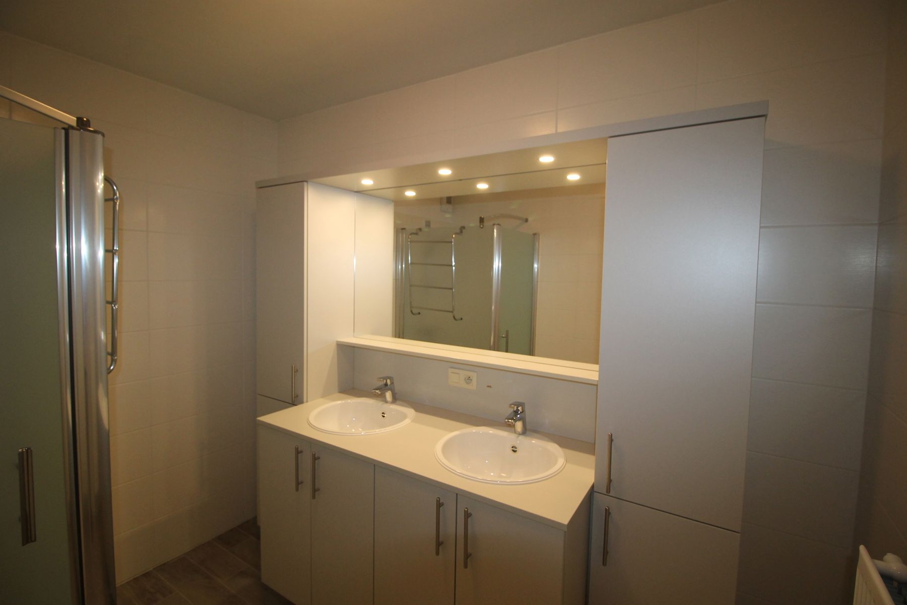 Een appartement op de eerste verdieping rechts met 2 slaapkamers, lift, terras en carport foto 11