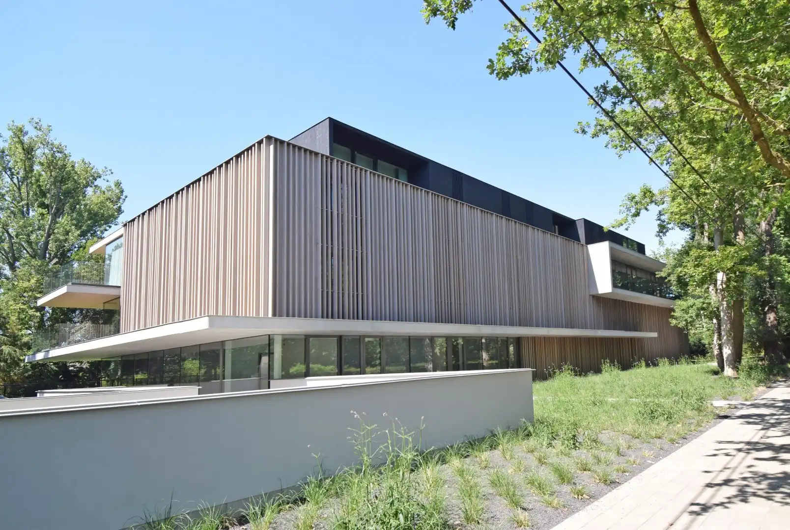 UNIEK INSTAPKLAAR GELIJKVLOERS APPARTEMENT IN EEN GROENE OMGEVING. foto 2