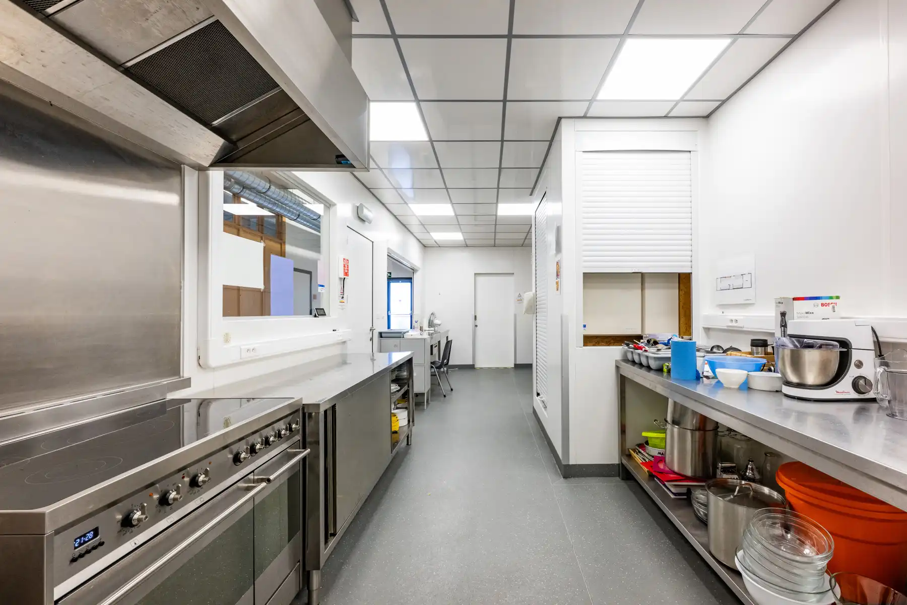 Ruim en veelzijdig bedrijfspand met parking en opslag foto 58