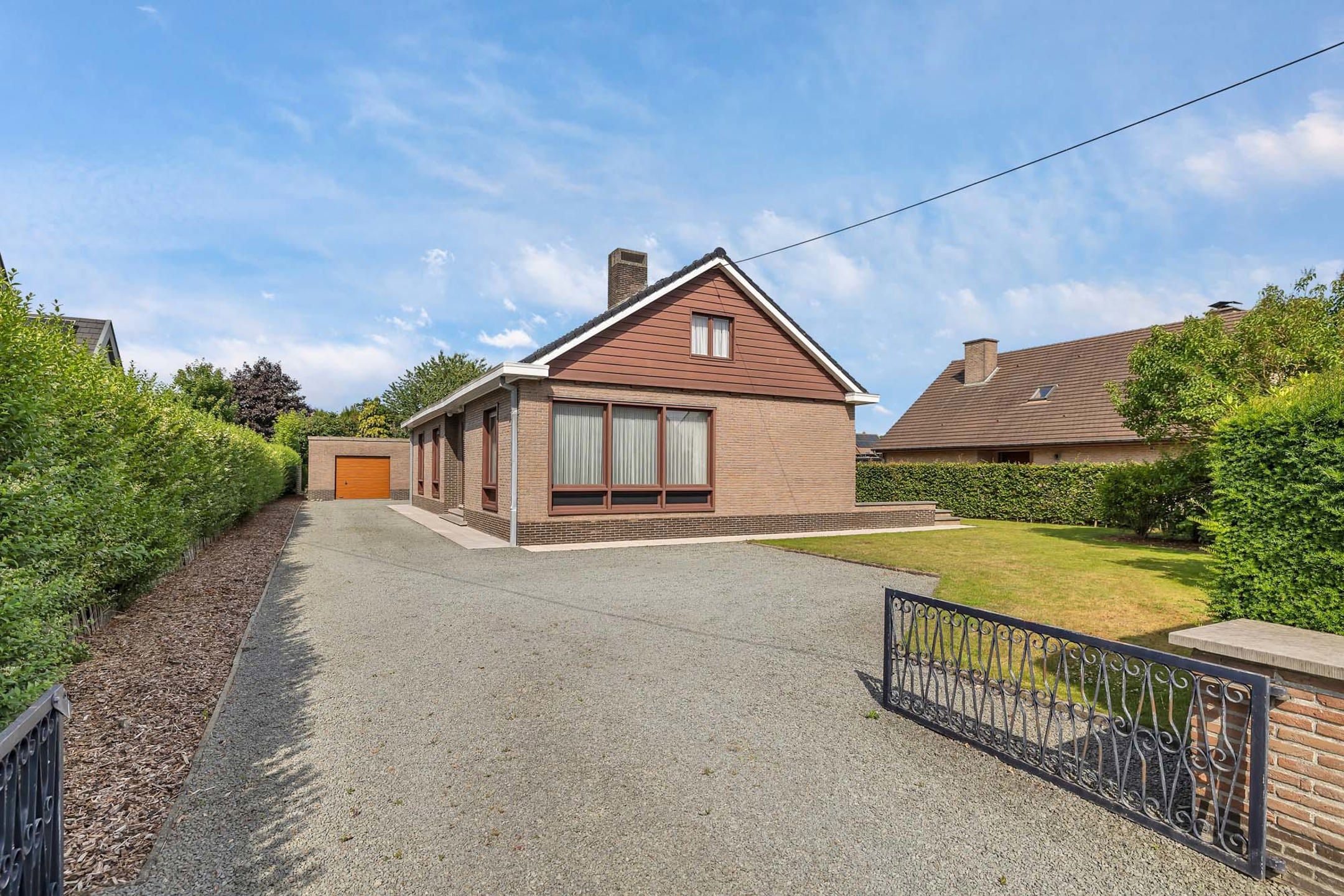 Hoofdfoto van de publicatie: Statige villa op ruim perceel te Sint-Martens-Leerne (Deinze)