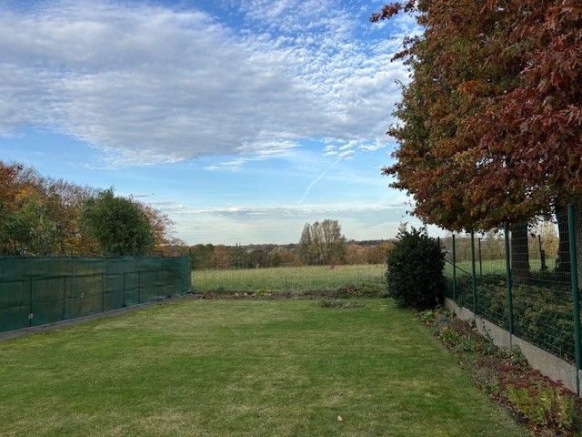 Te moderniseren halfopen bebouwing met 3 slaapkamers (5 mogelijk), garage en tuin met open zicht op weiland. foto 2
