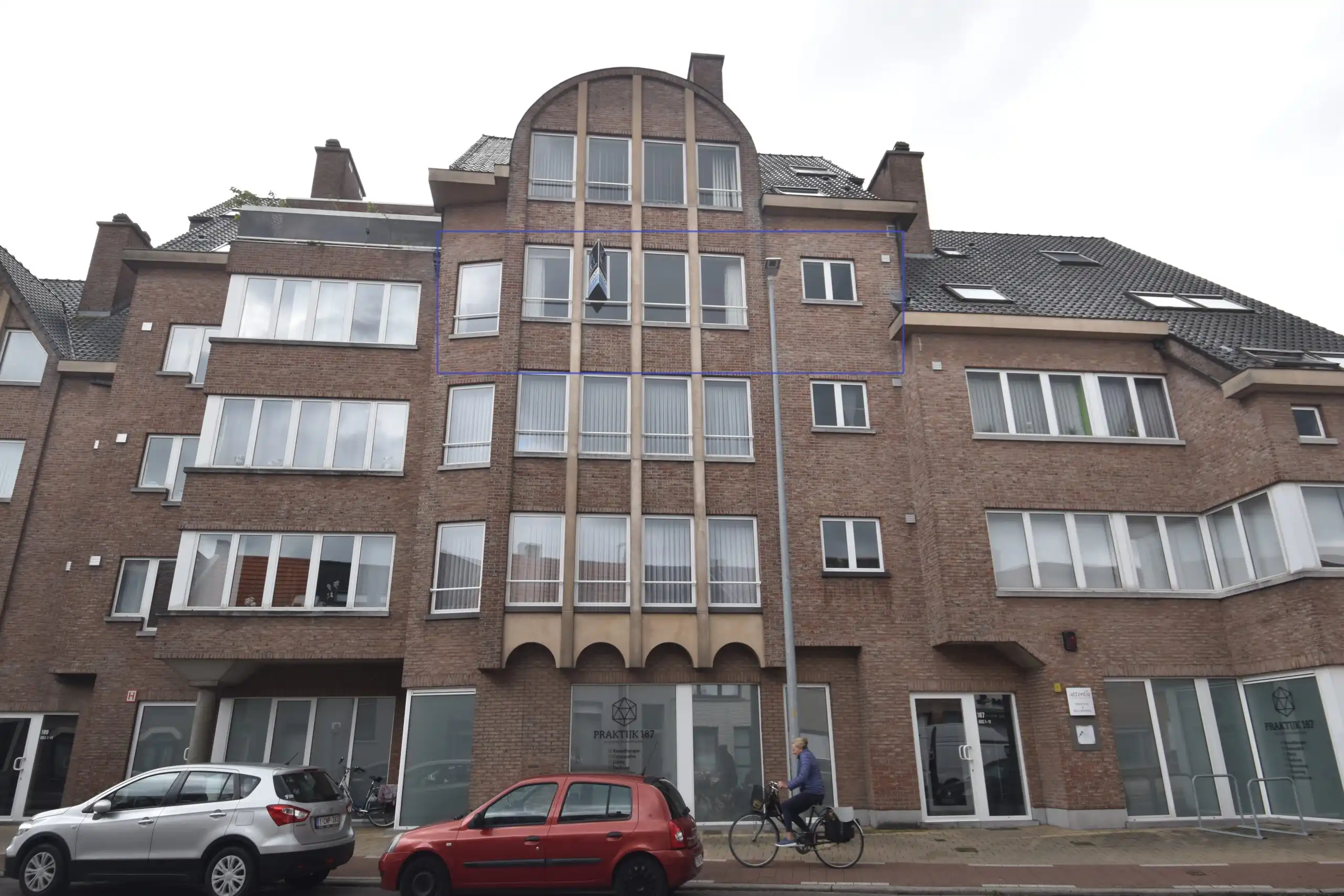 Ruim, lichtrijk en instapklaar appartement met 3 slaapkamers, terras én uitgebreide parkeermogelijkheden foto {{pictureIndex}}